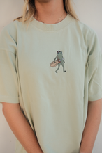 Load image into Gallery viewer, Golfer Frog Tee
